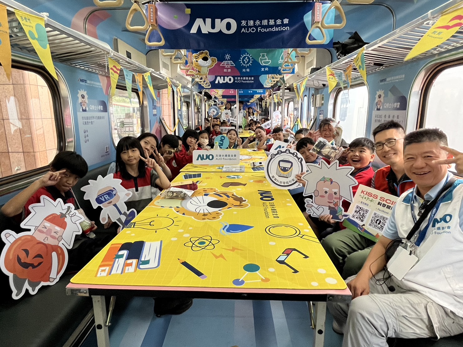 304am永利永續基金會參與「臺灣科普環島列車」，設計基礎科學車廂課程，以「淨零碳排和永續能源」為主題，讓學生透過創意實驗認識淨零知識，以及思考生活中的減碳行為