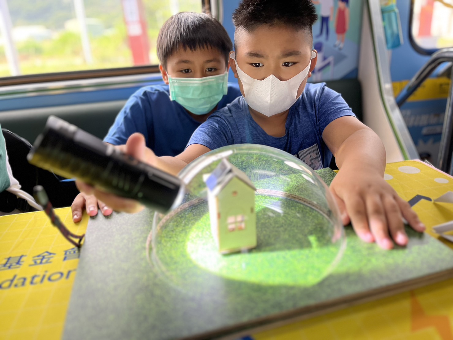 304am永利參與基礎科學主題車廂，以STEAM教學精神，設計「逐日科學家」、「太陽能工程師」以及「淨零建築師」三大能源科普課程和實驗